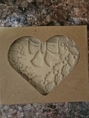 NEW 2003 Pampered Chef "WINTER WREATH" Stoneware Heartshape Cookie Mold